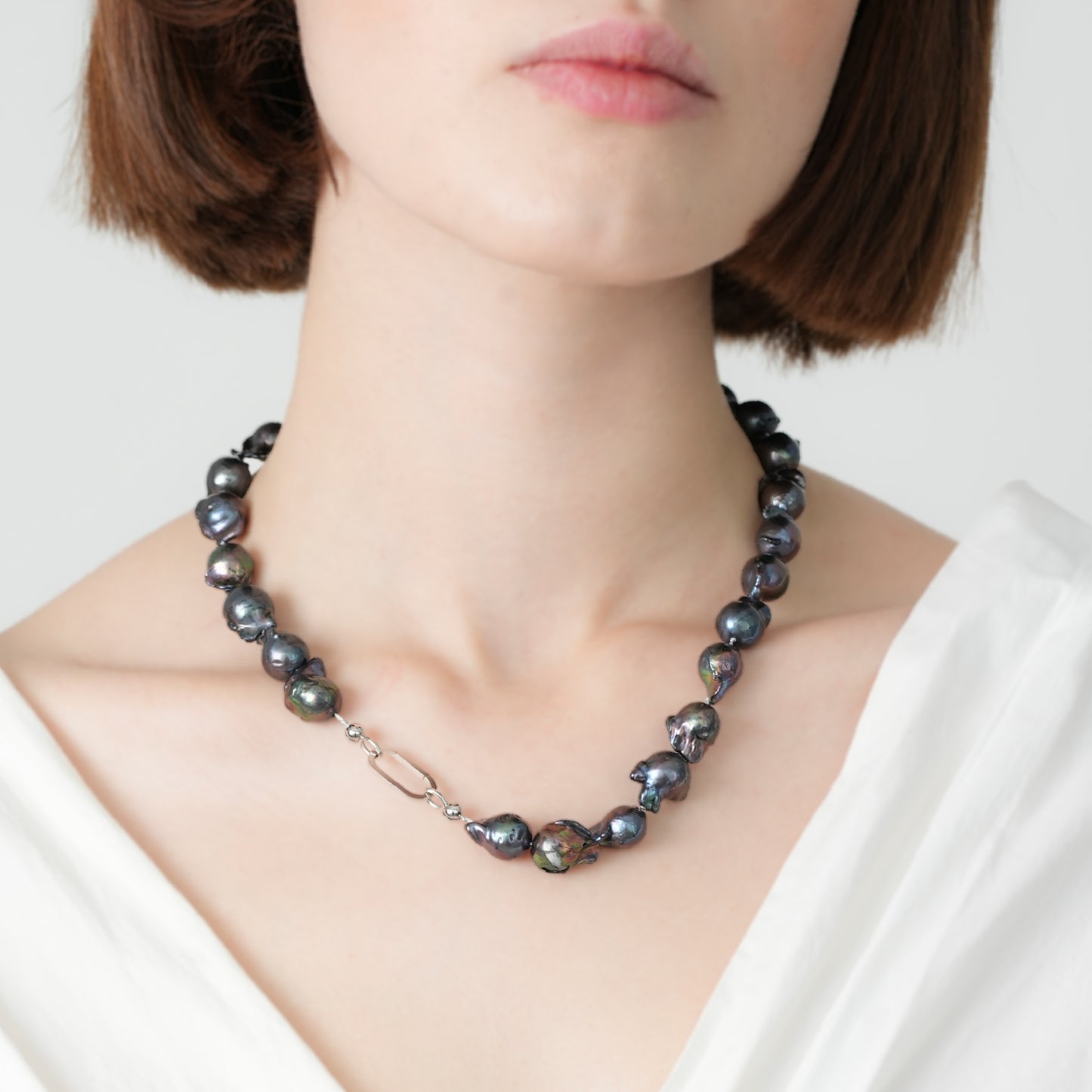 Beyaz Dörtgen Kilitli Amorf İnci